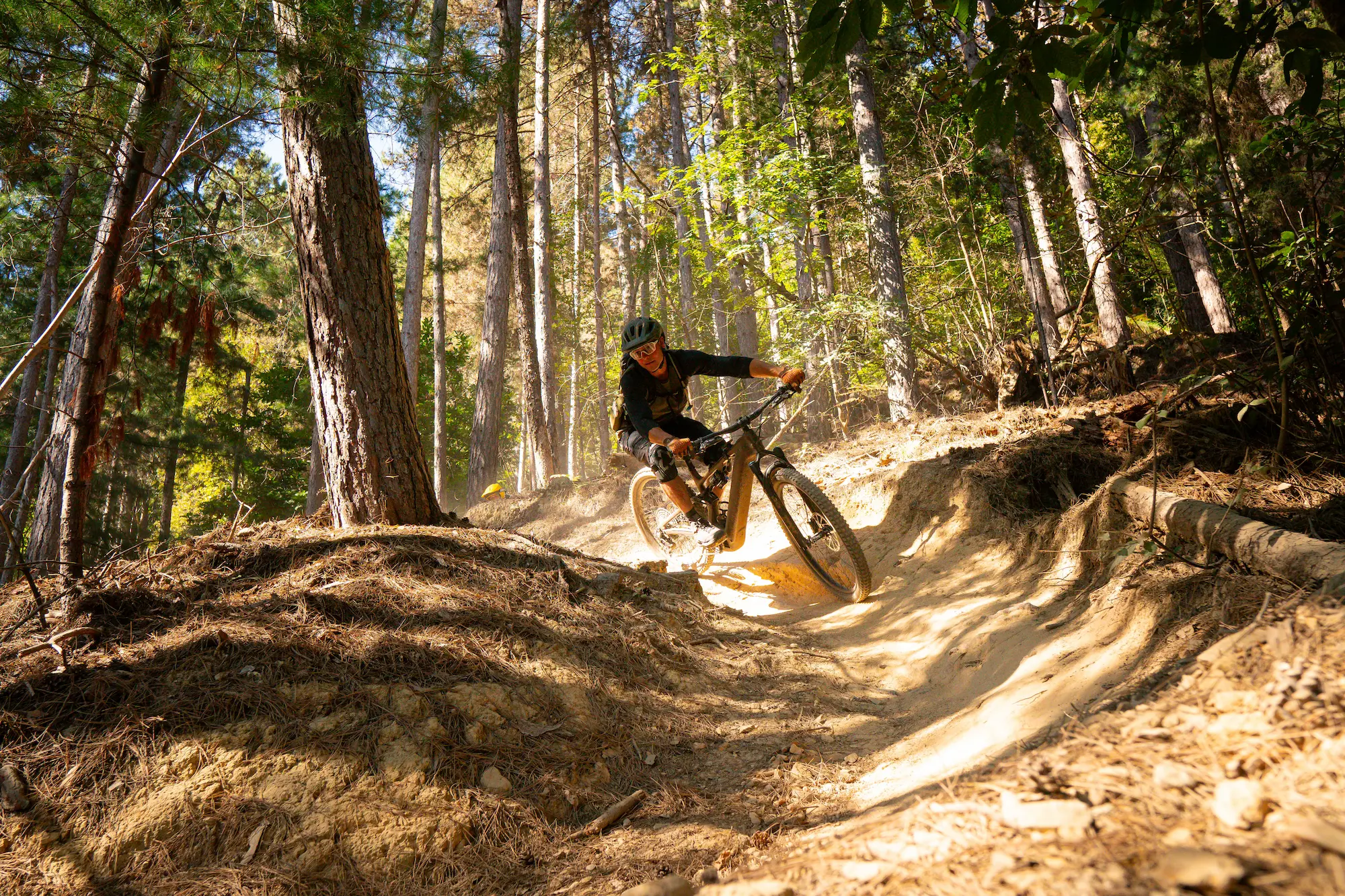 mountain bike enduro in Finale Ligure during the Backcountry bike shuttle tour in Castelvecchio 8